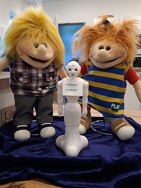 Hanna, Hinnerk and a Pepper from the 3D printer