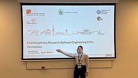 Sylvia präsentiert das Vorgehen Interdisziplinäres Research Software Engineering
